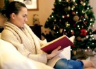 Mujer leyendo en un sofá en invierno | Recurso educativo 725418